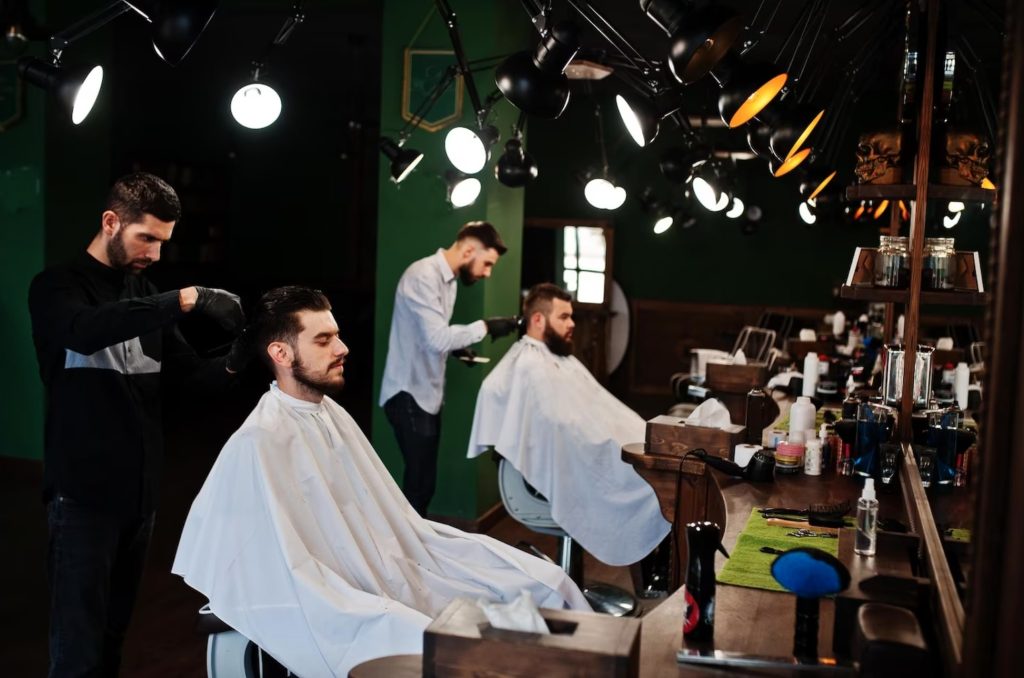 Một barber cũng cần biết giao tiếp với khách hàng.